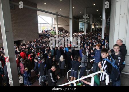 Defekte TV Bildschirm Verzögerungen NEWCASTLE UNITED V NEWCASTLE UTD V LEICESTER Stadt ST JAMES PARK NEWCASTLE ENGLAND 18. Oktober 2014 Stockfoto