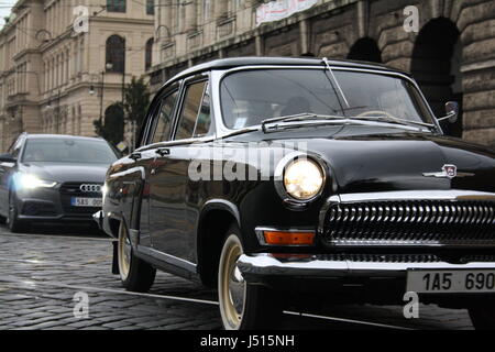 Sowjetische Auto Wolga GAZ in Prag Stadtstraße, wurde Bild gemacht, am 8. Mai, wenn Europa und die Welt feiert Ende des 2. Weltkrieges. Stockfoto