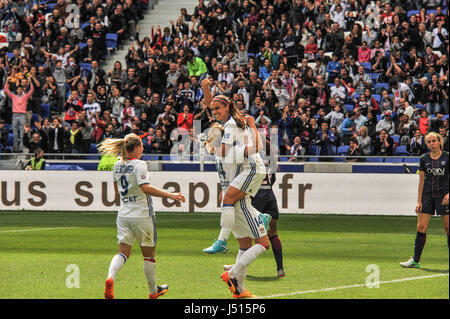 Lyon (Südost-Frankreich): Frauen Fußballspiel, Olympique Lyonnais (OL) gegen Paris Saint-Germain (PSG), Olympique Lyonnais gewann das Spiel 3: 0. Nachdem sie das dritte Tor erzielt, ist durch ihre Teamkollegen Alex Morgan, amerikanische Weltstar gratulierte. Eugénie Le Sommer betrachtet von hinten Stockfoto