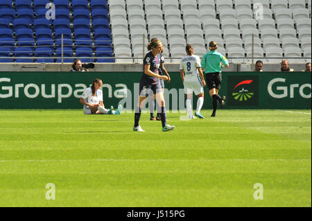 Lyon (Südost-Frankreich): 2017/05/13. Frauen Fußballspiel, Olympique Lyonnais (OL) gegen Paris Saint-Germain (PSG), Olympique Lyonnais gewann das Spiel 3: 0. Nachdem sie das dritte Tor erzielte, verließ Alex Morgan, amerikanische Weltstar, ihre Teamkollegen wegen einer Oberschenkelverletzung. Stockfoto