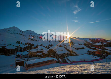 Sonnenuntergang über Belle Plagne Ski Resort-Dorf in den französischen Alpen Stockfoto