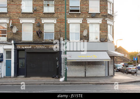 London, England - 10. Juli 2016: Traditionelle Reihenhaus, Häuser und Läden in Kilburn Lane in Kensal Aufstieg, Nord-London. Stockfoto