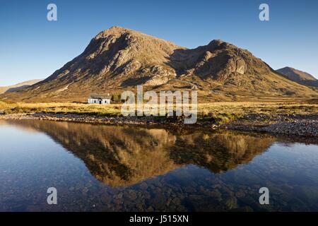 Lagangarbh Ferienhaus befindet sich unter Buahaille Etive Mor in Glencoe Stockfoto