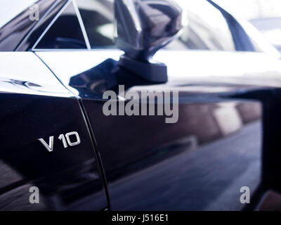 schwarzer Audi R8 V10-Emblem mit optischen Bokeh-Effekt Stockfoto