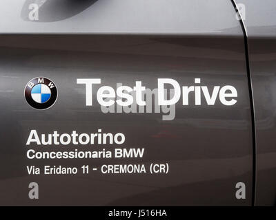 Test Drive Zeichen auf Bmw Autos bei einem italienischen Händler-Agentur Stockfoto
