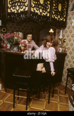 Ala Pugatjova sowjetische Superstar als Sänger mit Ehemann Evgenij Baldin in dort Wohnung in Moskau 1988 Stockfoto