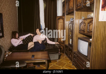 Ala Pugatjova sowjetische Superstar als Sänger mit Ehemann Evgenij Baldin in dort Wohnung in Moskau 1988 Stockfoto