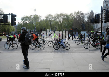 Pendler Radfahrer verlassen arbeiten in der Nähe von Parliament Square außerhalb der Houses of Parliament, Westminster, London England UK KATHY DEWITT Radfahren Stockfoto