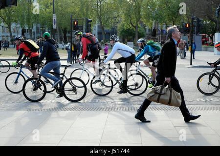 Pendler Radler zur Arbeit und Mann zu Fuß Parliament Square vor Houses of Parliament in Westminster, London England Großbritannien KATHY DEWITT Stockfoto