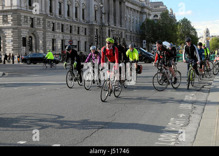 Pendler Radfahrer verlassen arbeiten in der Nähe von Parliament Square außerhalb der Houses of Parliament, Westminster, London England UK KATHY DEWITT Radfahren Stockfoto