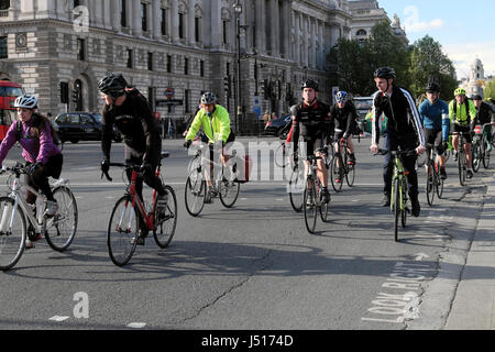 Pendler Radfahrer pendeln in der Nähe des Parliament Square vor den Houses of Parliament in Westminster, London England, Großbritannien KATHY DEWITT Stockfoto