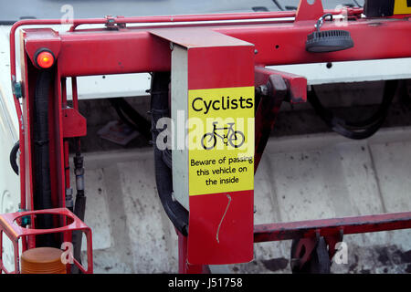 Zeichen auf der Rückseite des Recycling Lkw für Radfahrer zu hüten, die der Lkw Fahrzeug auf der Innenseite neben dem Bordstein gefährliche Unfälle in London UK zu vermeiden. Stockfoto