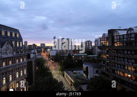 Luftaufnahme über Goldene Gässchen und Barbican Estate Wohnungen in der Nacht mit dicken Wolkendecke und beleuchtete Straße unten Frühling 2017 London EC2 KATHY DEWITT Stockfoto