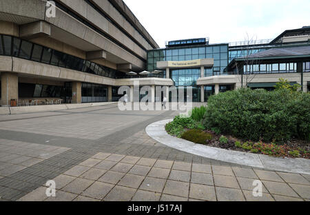Einen Überblick über den Haupteingang der National Archives in Kew, London.