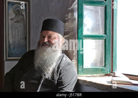 Insel Amorgos, Griechenland - Oktober 2015: Nachdenklicher Mönch im Kloster von Katapola, Griechenland Stockfoto