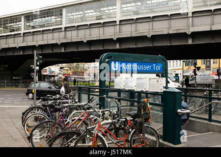 BERLIN, 3. Mai: Fahrräder um das Kottbusser Tor U-Bahn- oder Untergrundbahn (Deutsch für u-Bahn) Station am 3. Mai 2017. Stockfoto