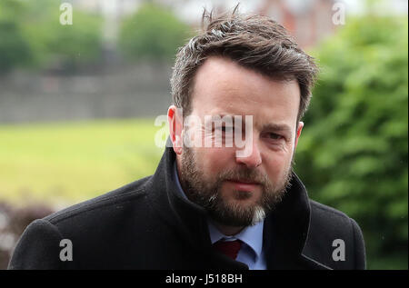 SDLP Führer Colum Eastwood kommt bei St Eugene Kathedrale in Londonderry für die Beerdigung von Brendan Duddy als eine geheime Verbindung zwischen der IRA und der britischen Regierung seit mehr als 20 Jahren tätig. Stockfoto