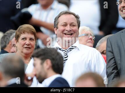 MIKE ASHLEY NEWCASTLE UNITED Besitzer ST JAMES PARK NEWCASTLE ENGLAND 17. August 2014 Stockfoto