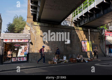 Menschen wandern und Radfahren in der Nähe von Peckham Rye-Station in London, UK Stockfoto