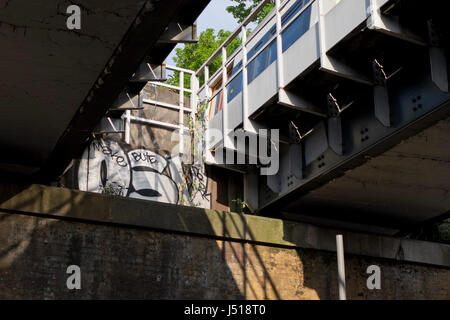 Eisenbahnbrücke in der Nähe von Peckham Rye-Station in London, UK Stockfoto