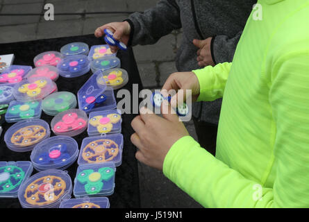 Hand-Spinner sind die neueste Mode auf der ganzen Welt. Stockfoto