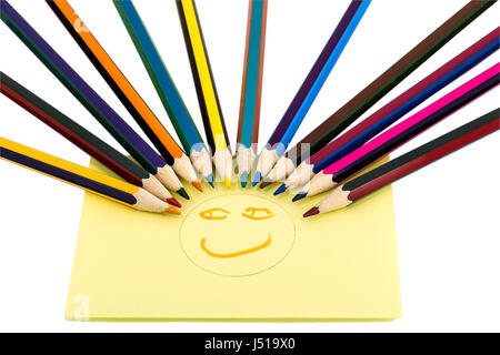 Smiley aus Buntstifte und gelber Aufkleber mit bemaltem Gesicht, isoliert auf weißem Hintergrund Stockfoto