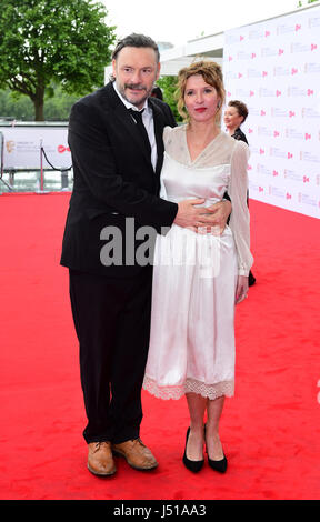 Julian Barratt und Julia Davis ankommen für die Jungfrau TV British Academy Television Awards 2017 statt auf Festival Hall im Southbank Centre in London. PRESSEVERBAND Foto. Bild Datum: Sonntag, 14. Mai 2017. Vgl. PA Geschichte SHOWBIZ Bafta. Bildnachweis sollte lauten: Ian West/PA Wire Stockfoto