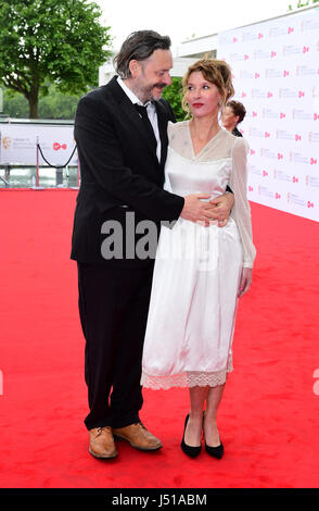 Julian Barratt und Julia Davis ankommen für die Jungfrau TV British Academy Television Awards 2017 statt auf Festival Hall im Southbank Centre in London. PRESSEVERBAND Foto. Bild Datum: Sonntag, 14. Mai 2017. Vgl. PA Geschichte SHOWBIZ Bafta. Bildnachweis sollte lauten: Ian West/PA Wire Stockfoto