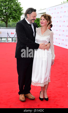 Julian Barratt und Julia Davis ankommen für die Jungfrau TV British Academy Television Awards 2017 statt auf Festival Hall im Southbank Centre in London. PRESSEVERBAND Foto. Bild Datum: Sonntag, 14. Mai 2017. Vgl. PA Geschichte SHOWBIZ Bafta. Bildnachweis sollte lauten: Ian West/PA Wire Stockfoto