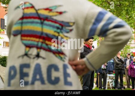 Schauspieler Mark Rylance spricht bei der jährlichen Kriegsdienstverweiger Tag Zeremonie am Tavistock Square, London. Stockfoto