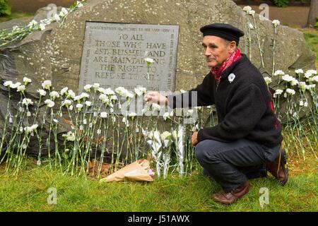 Schauspieler Mark Rylance stellt die Blumen in der Kriegsdienstverweigerer Stein, während der jährlichen Kriegsdienstverweiger Tag Zeremonie am Tavistock Square, London. Stockfoto