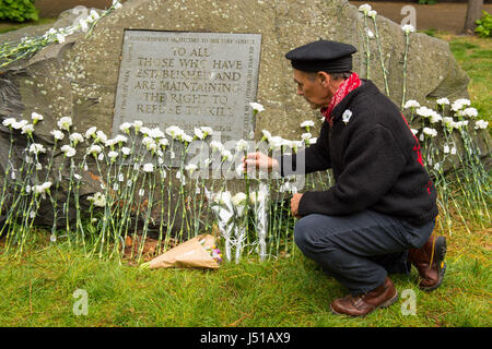 Schauspieler Mark Rylance stellt die Blumen in der Kriegsdienstverweigerer Stein, während der jährlichen Kriegsdienstverweiger Tag Zeremonie am Tavistock Square, London. Stockfoto