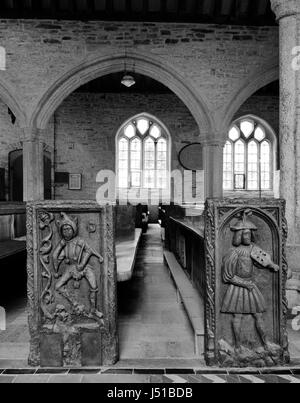 Beispiele für unverwechselbare Tudor Bank endet in St Nonna Kirche, Altarnun, Cornwall, geschnitzt von Robart (sic) Daye zwischen 1510 & 1530: Narr & Fiddler. Stockfoto