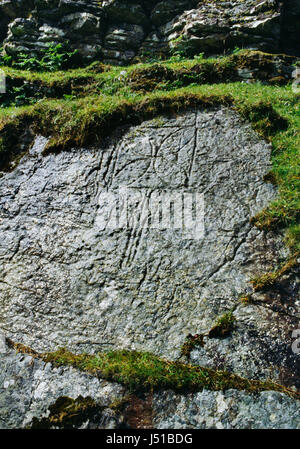 Piktische christliches Symbol auf Churchton Bucht, Insel Raasay vor Skye, Schottland Felswand geschnitzt. Flabellum (rituelle Lüfter) & gleich Arm überqueren. Stockfoto