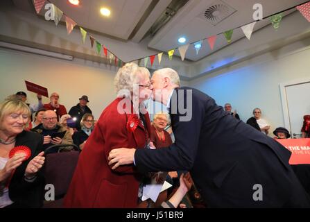 Labour-Chef Jeremy Corbyn grüßt ehemalige Halifax MP Alice Mahon, 79, in Hebden Bridge Town Hall, bei einem allgemeinen Wahlen Kampagne Besuch. Stockfoto