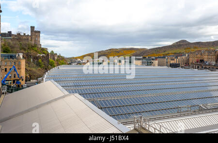 Das neue Dach am Bahnhof Waverley mit Weitsicht von Calton Hill auf der linken Seite und Arthurs Seat auf der rechten Seite, Edinburgh, Lothian, Schottland. Stockfoto