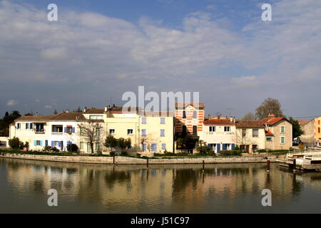 Canal du Midi Seite Immobilie in Aigues Mortes in der Camargue-Region im Süden Frankreichs. Stockfoto