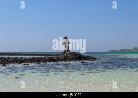 Statue der Fischer am Strand von Jeju island Stockfoto