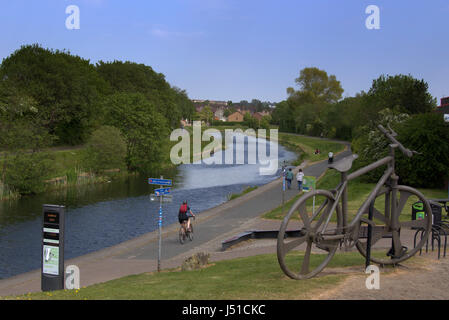 Forth und Clyde Kanal Leinpfad von der Brücke vorbeifahrenden Radfahrer Clydebank Fahrrad Skulptur Stockfoto