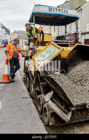 Bitelli BB632 Asphalt Paving Maschine arbeitet in Schull Main Street, Schull, West Cork, Irland mit Textfreiraum. Stockfoto