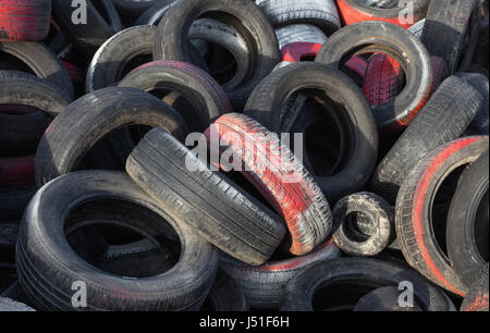 Vielzahl von Altreifen in einen großen Haufen geworfen Stockfoto