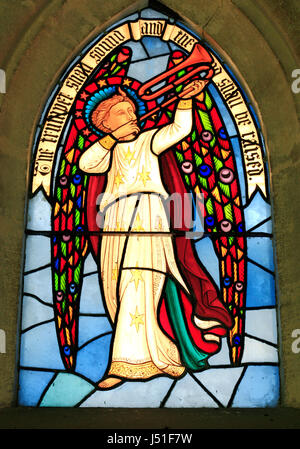 Wird die Posaune klingen, und der Herr wird angehoben werden, befleckte Glasfenster, Engel, Sculthorpe Kirche, Norfolk, England, UK Stockfoto