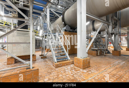 Treppe neben der Kühlung Trommel Form im Werk für die Produktion von Ammoniumnitrat Stockfoto