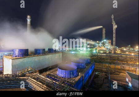 Chemische Fabrik zur Herstellung von Ammoniak und Stickstoff-Düngung auf Nacht. Große Kühltürme mit Dampf neben der pipeline Stockfoto