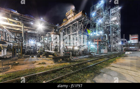 Chemische Fabrik zur Herstellung von Ammoniak und Stickstoff-Düngung auf Nacht. Stockfoto