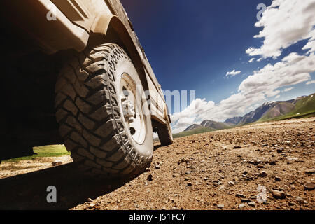 Große Offroad-Auto-Rad auf Landstraße Stockfoto