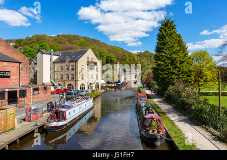 Narrowboats auf den Rochdale Kanal, Hebden Bridge, West Yorkshire, England, Vereinigtes Königreich. Stockfoto