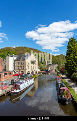 Hebden Bridge, Yorkshire. Narrowboats auf den Rochdale Kanal, Hebden Bridge, West Yorkshire, England, Vereinigtes Königreich. Stockfoto