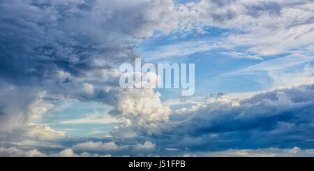 Blauer Himmel, dramatische Wolken Stockfoto