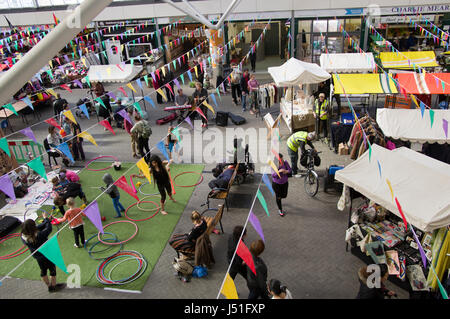 Der Open Market an der Brighton London Road zieht Mitglieder der Gemeinde, sowie Besucher, die Anlaufstelle für lokale Produkte und Handwerker waren Stockfoto